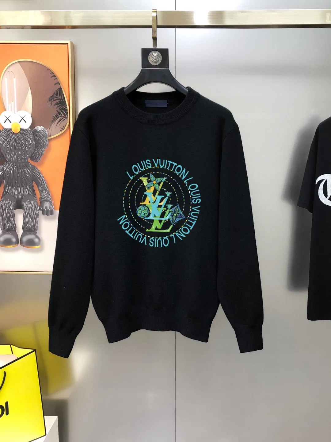 🅿️240 【LV Louis Vuitton】Autumn and winter classic round neck pullover sweater, in full condition! ! ! Wool blended fabric, the latest model in 2025, golden ratio! ! Slim-fitting soft gold, versatile and practical item, the combination and practicality are extremely powerful, simple and elegant, and classy! To create your own style, it is highly recommended to buy it in two colors. The standard slim fit tailoring process is suitable for both young and old men. It is knitted from wool and will not cause any discomfort! While keeping warm, it is stylish, textured and wearable, and the classic logo with contrasting colors on the chest feels in place! ! Recommended for regular customers! ! Size M-3XL (maximum wear: 190 pounds)